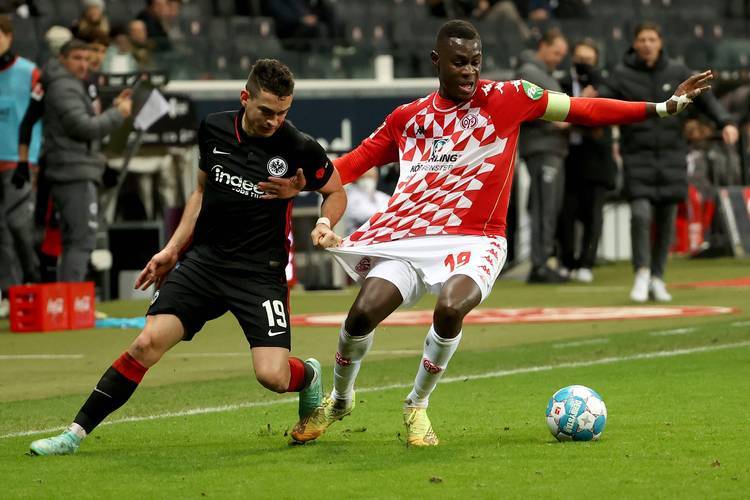 转会期体能课后,法兰克福内部沟通备战德国杯,底气十足,细节决定成败 转会期体能课后,法兰克福内部沟通备战德国杯,底气十足,细节决定成败