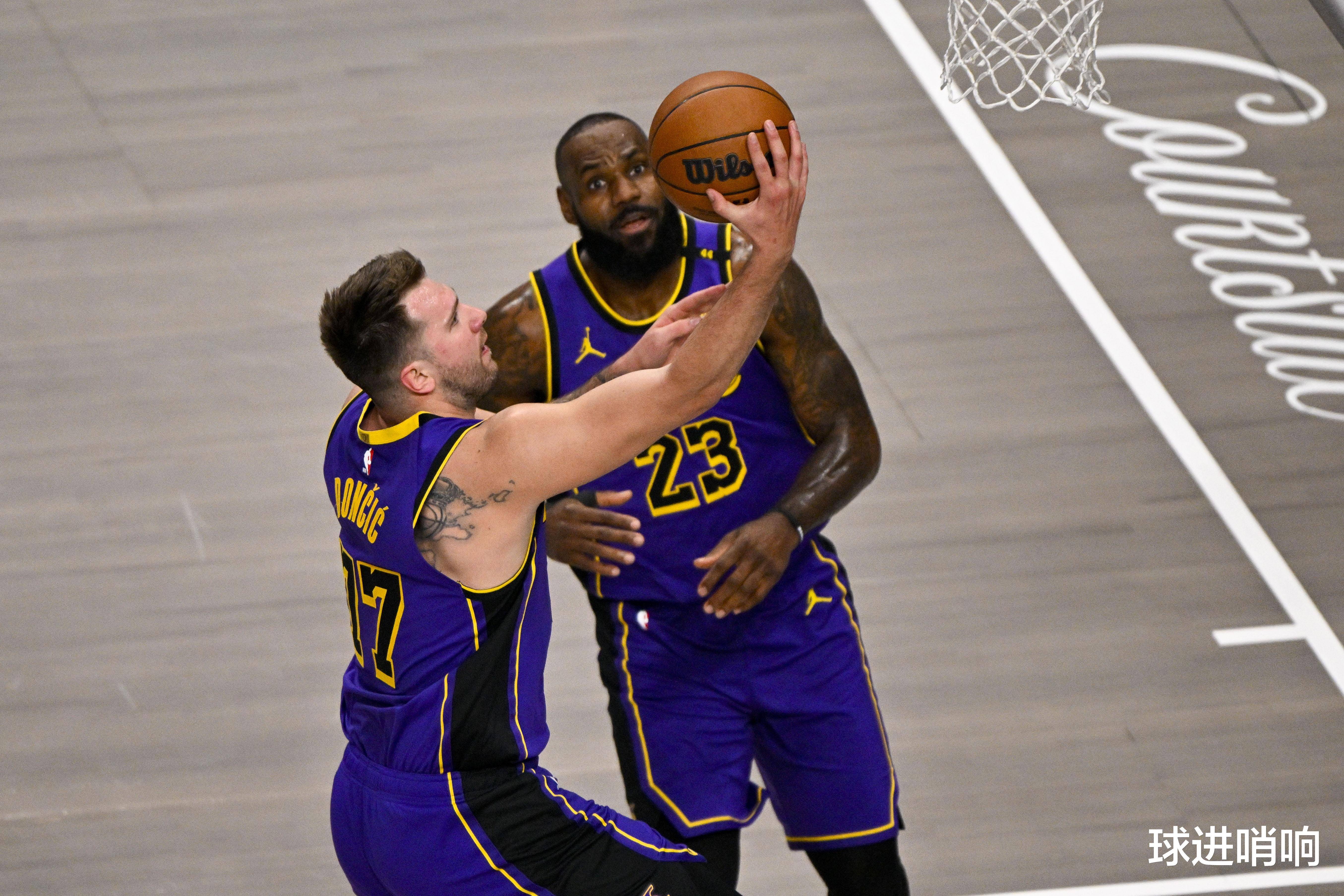 包含詹姆斯在尤文图斯比赛中关键助攻克里夫兰骑士集结日再遭质疑，今晚克里夫兰骑士调整名单以备NBA季后赛瞬间刷屏的词条